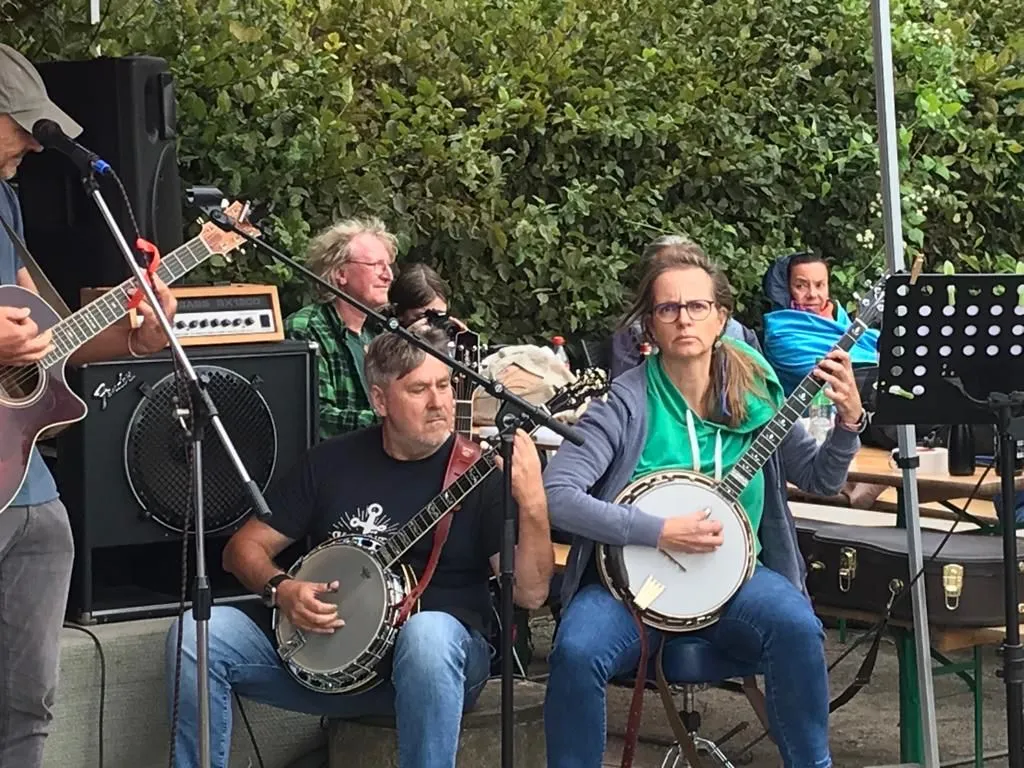 Die Banjospieler konzentrieren sich